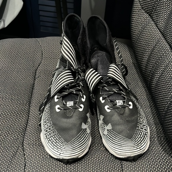 Mens under armor football cleats. Size 10.5, barley worn, perfect condition - Picture 2 of 3